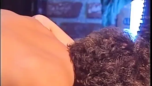 Миниатюрная блондинка лижет киску и трахает киску