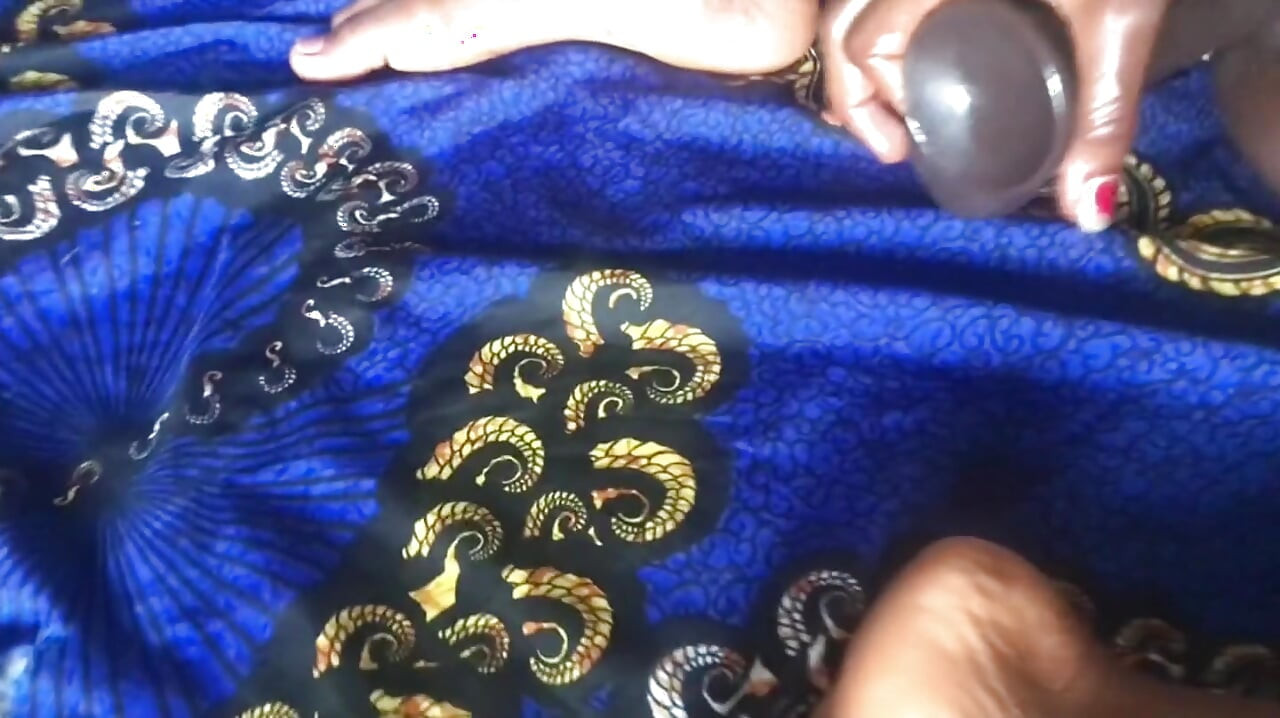 Διδάσκοντας τη θετή μου κόρη πώς να χρησιμοποιεί ένα δονητή. Η πρώτη της φορά