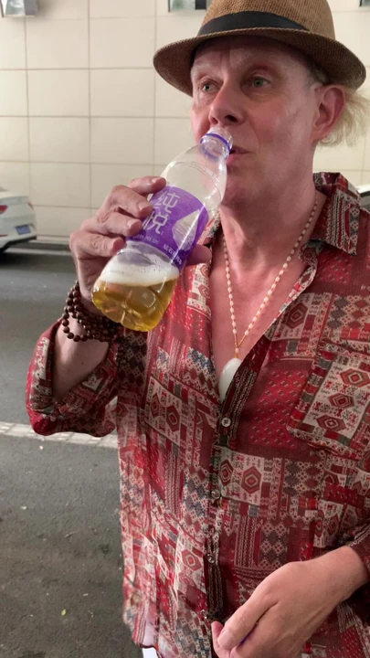 Beba o mijo da garrafa