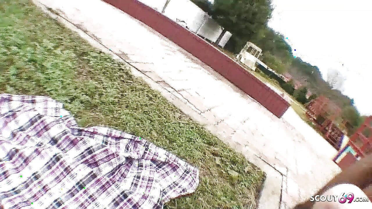 Sexy Japonská vysokoškolská teenagerka venku ošukaná do chlupaté kundičky