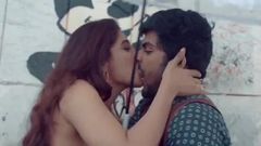 Un couple sexy s'embrasse dans un lieu public - se sentir bien