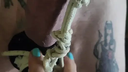 Хорошая девушка развлекается с пыткой яиц, ступнями