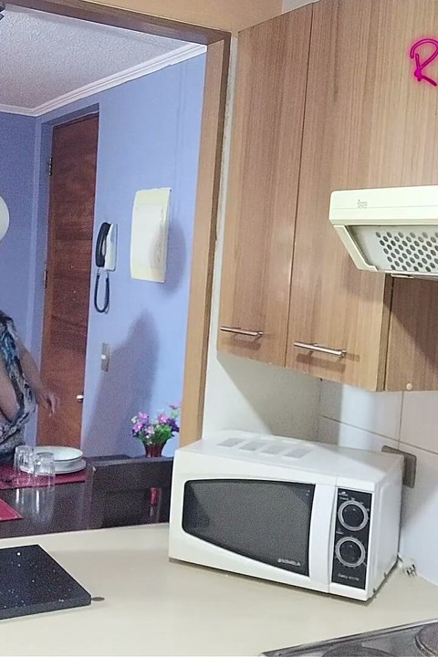 Vídeos para fãs: um jovem de máscara me fode na cozinha