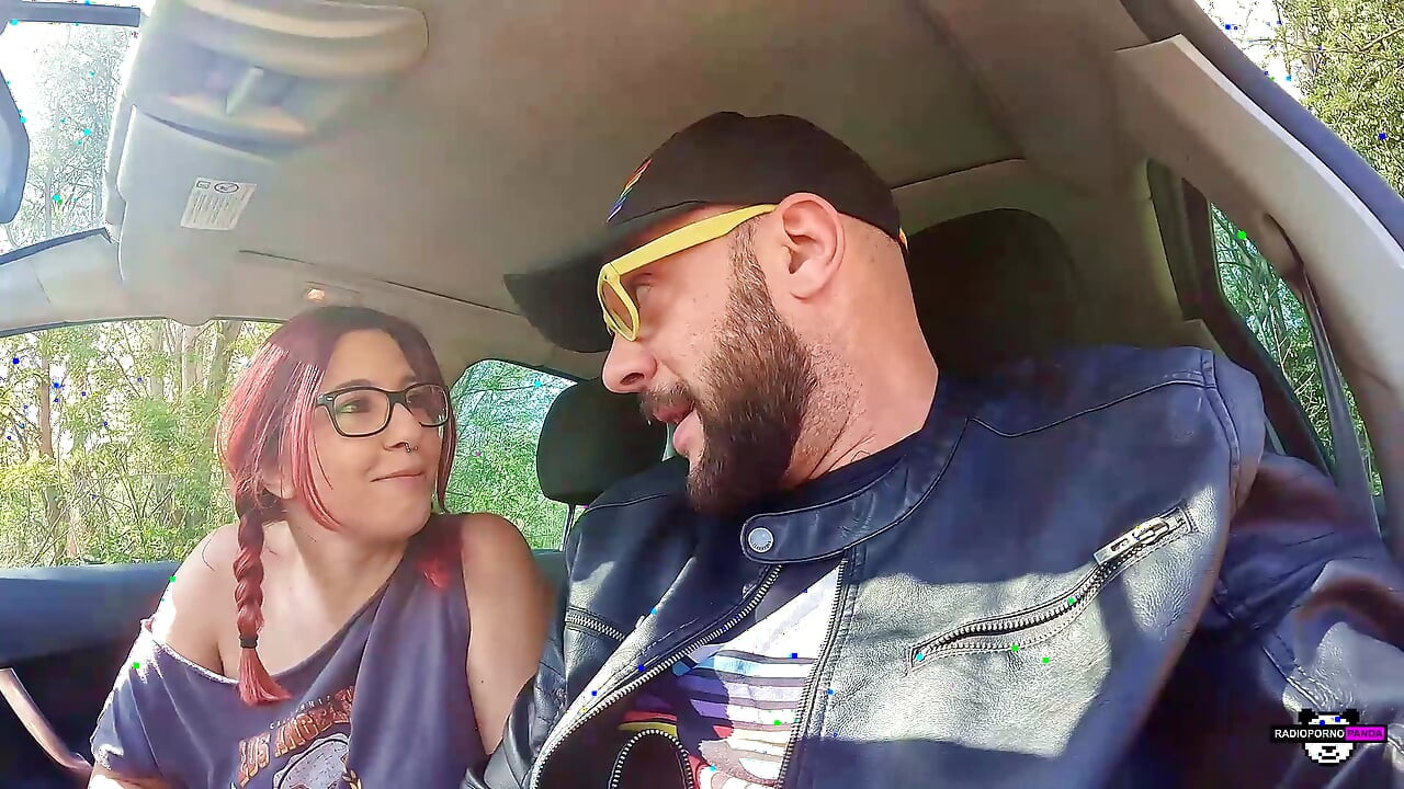 Blowjob di dalam mobil, muncrat
