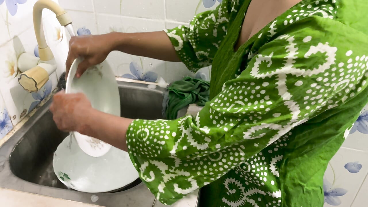 Vợ tôi hiện không có nhà và tôi đang địt với người giúp việc