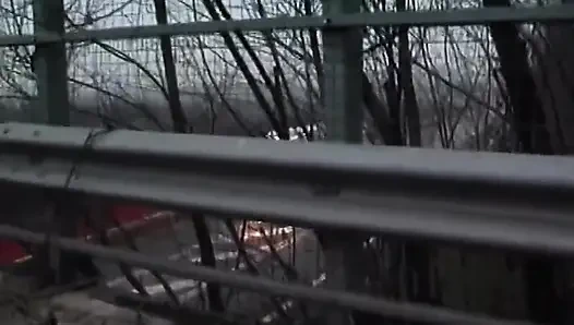 Geile MILF stopft riesigen dildo in autobahn-abenteuer