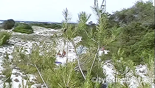 MILF Telanjang Seksi Di Pantai Nudist