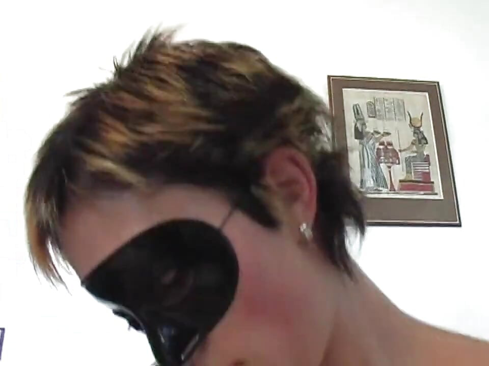 Любительська справжня пара в масці трахає ділдо