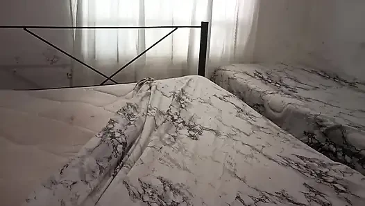 Sexy stiefmutter putzt das Schlafzimmer mit einem tanga und filmt sich für ihren stiefsohn