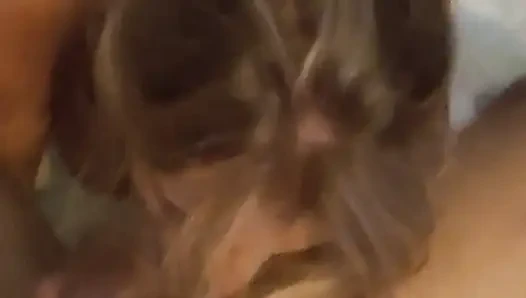 Сексуальная блондинка обожает сосать яйца и глотать все в любительском видео