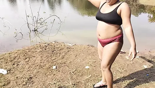 Hotgirl21 seksowna desi szwagierka z wioski wykąpana w leśnej rzece.