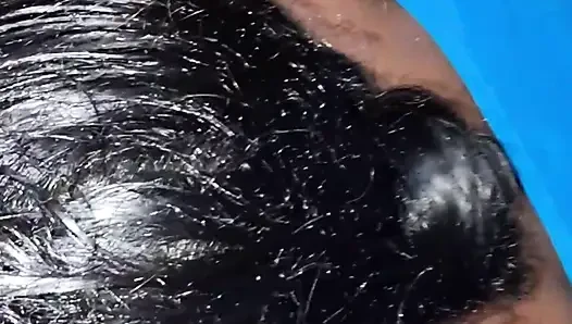 Hintli evli kadın kocasının yarağını emiyor ve ağzına boşalıyor