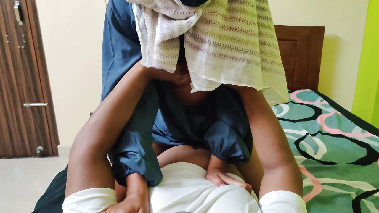 बड़े स्तनों वाली सुंदर इन्डोनेशियाई मुस्लिम चोदने लायक मम्मी