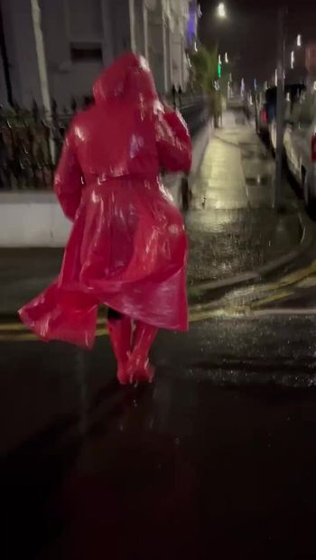 Pvc plastic regenjas lopen in het openbaar