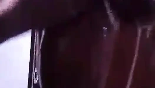 Sütümü vücudumda yalıyorum