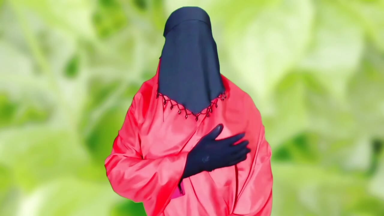 Une belle Bangladaise en burqa se masturbe, sexe et dirty talk