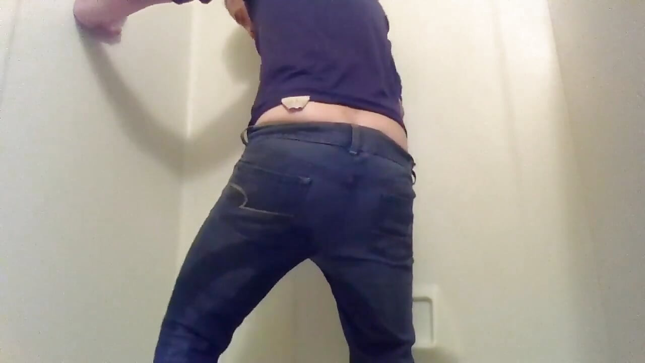 Fofa transgirl mijando jeans intencionalmente pela primeira vez totalmente vestida