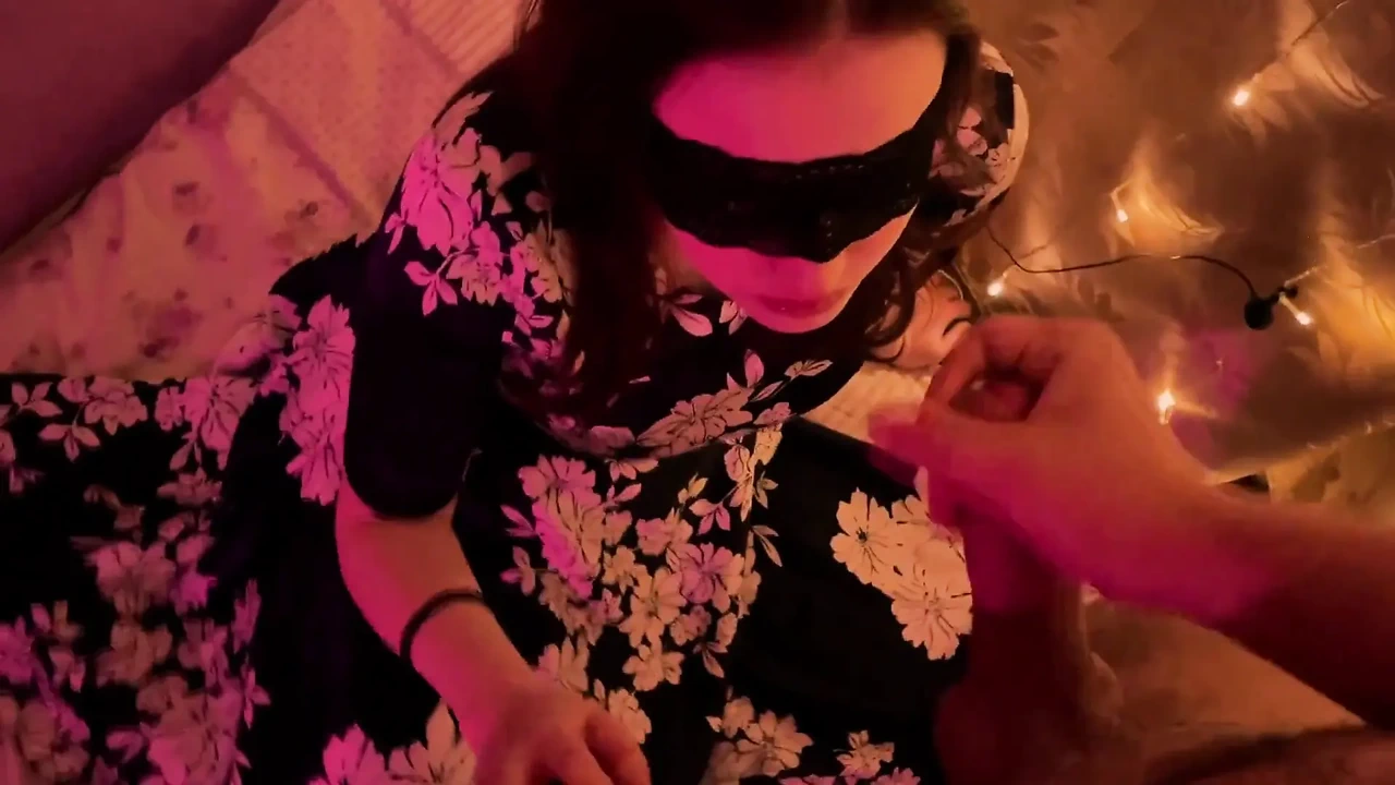 一个戴面具和连衣裙的美丽女人的新年假期口交