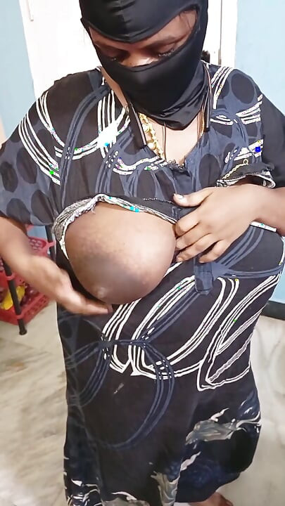 Melkachtige grote borsten Indische Desi tante