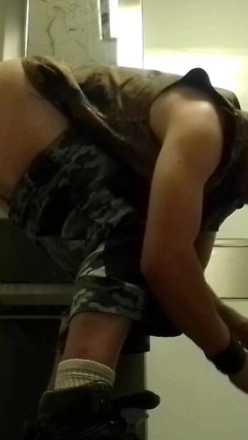 Chico del ejército heterosexual usa cabina de baño público sucio para un espontáneo anal consolador en posición de perrito con enorme rambone sextoy en la pared