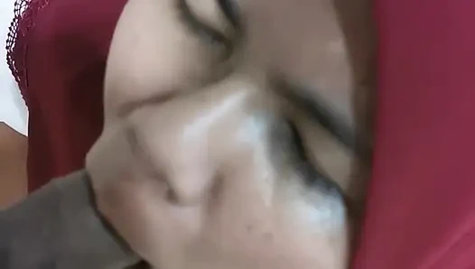 Hizmetçi kendini suçlu hissetti, bu yüzden efendisinin emirlerine uymak zorunda kaldı.