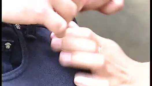 Cewek seksi rambut pirang lagi asik nyepong kontol dan di-fingering di luar ruangan