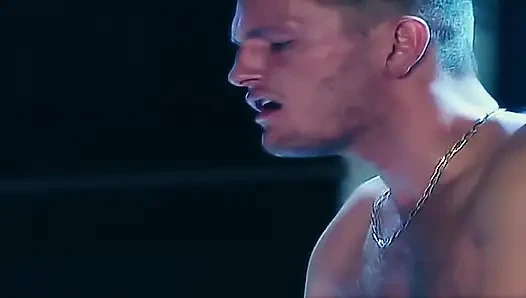 Бойфренд куколда видит, как его подруга трахается с двойным проникновением