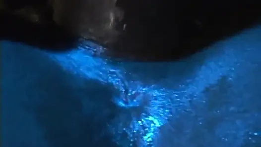 Сногсшибательная чернокожая модель с желтыми волосами получает хуй в ее дырки во время вечеринки