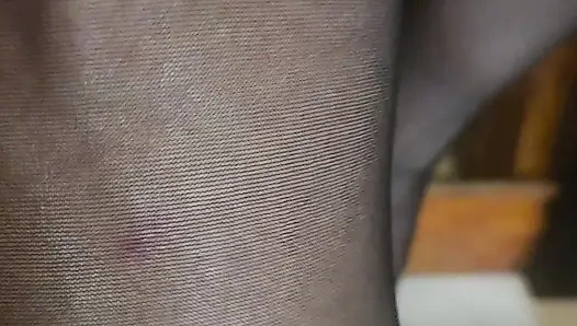 Goode Mädchen Wichst Mein Nylon Bedecktes Bein Wie Der Hund, Den Du Bist