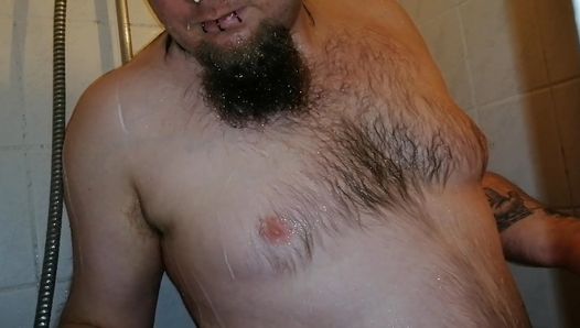 Molliger, unrasierter Typ xMetYx wurde heimlich unter der Dusche gefilmt.