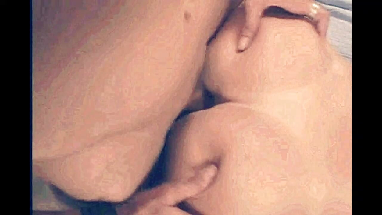 美麗的金髮女郎玩弄假陽具和振動棒，讓大雞巴射精