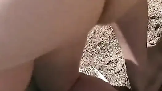 Pantat cewek sange rambut cokelat ini dientot habis-habisan di pantai