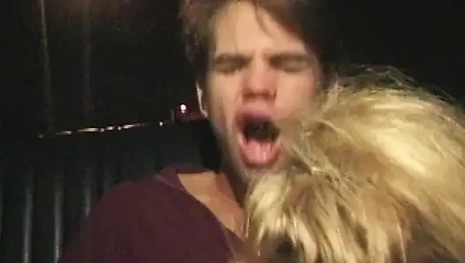 Wilde Taxifahrt: Heiße Blonde im Auto