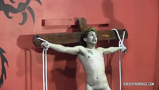 BadBoyBondage демонстративная Tye смотрит на виски флоггера в мощной игре