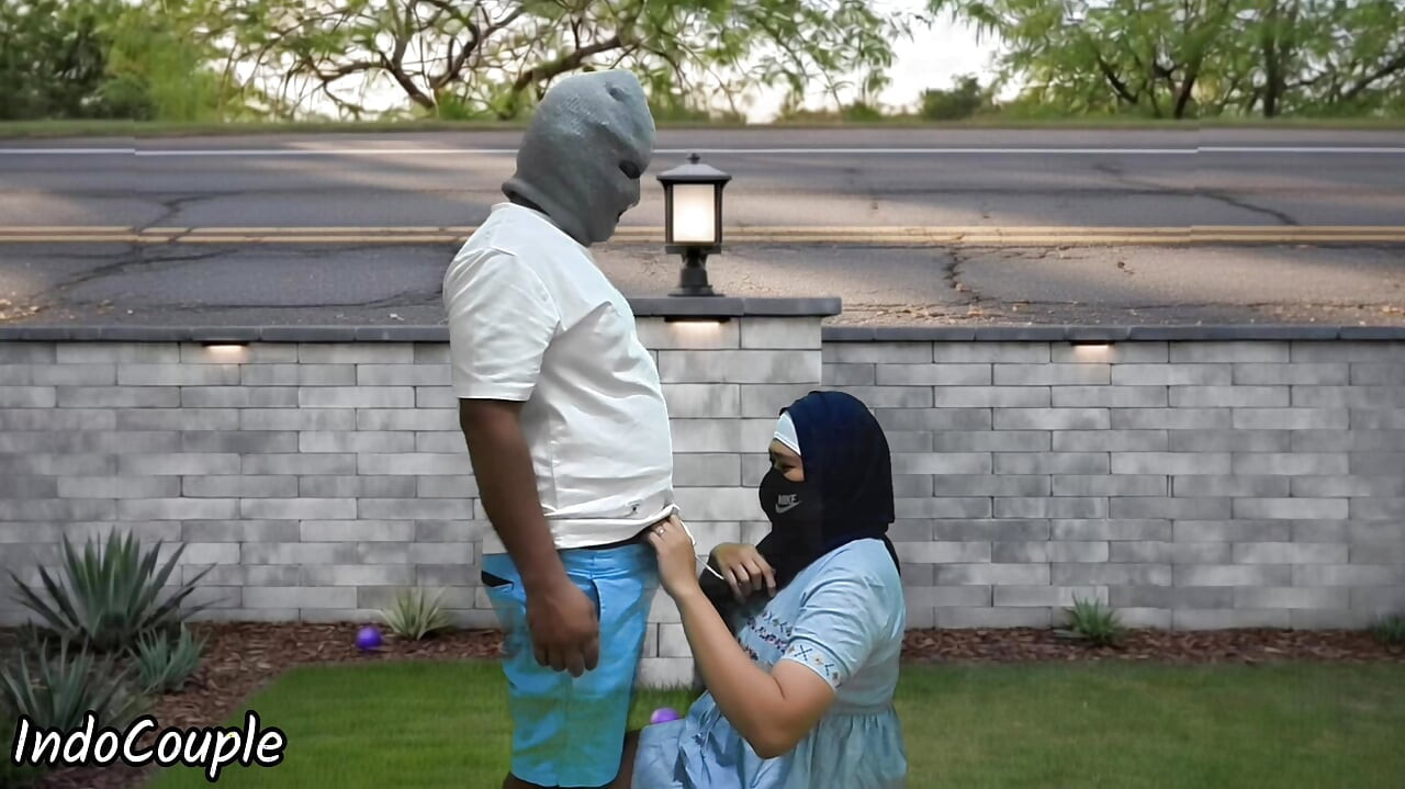 Istri muslim berhijab yang tukang selingkuh pamer memek di depan umum dan nyepong kontol orang asing demi uang viral di jakarta