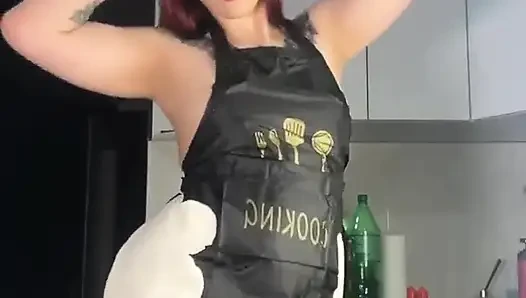 Gratis! Cewek asia lagi masak! Kamu mau tubuhku dengan posisi yang seksi?