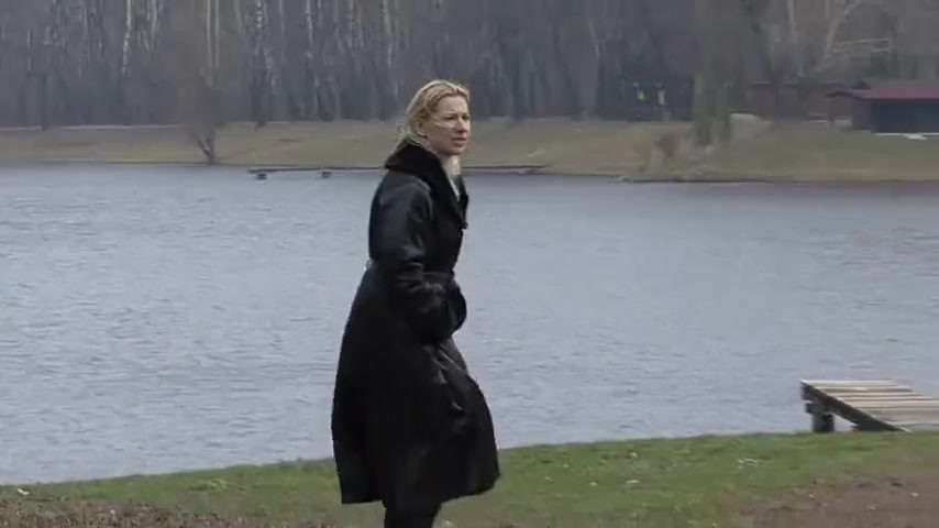 革の服を着た女が桟橋でおしっこしてる