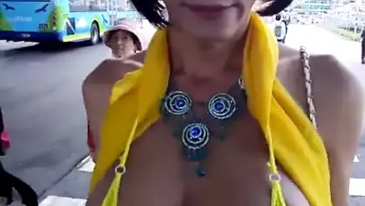 Mujer se graba sus lindos pechos en plena calle