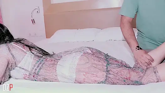 Adik tiri yang imut dientot habis-habisan selesai pijat badan