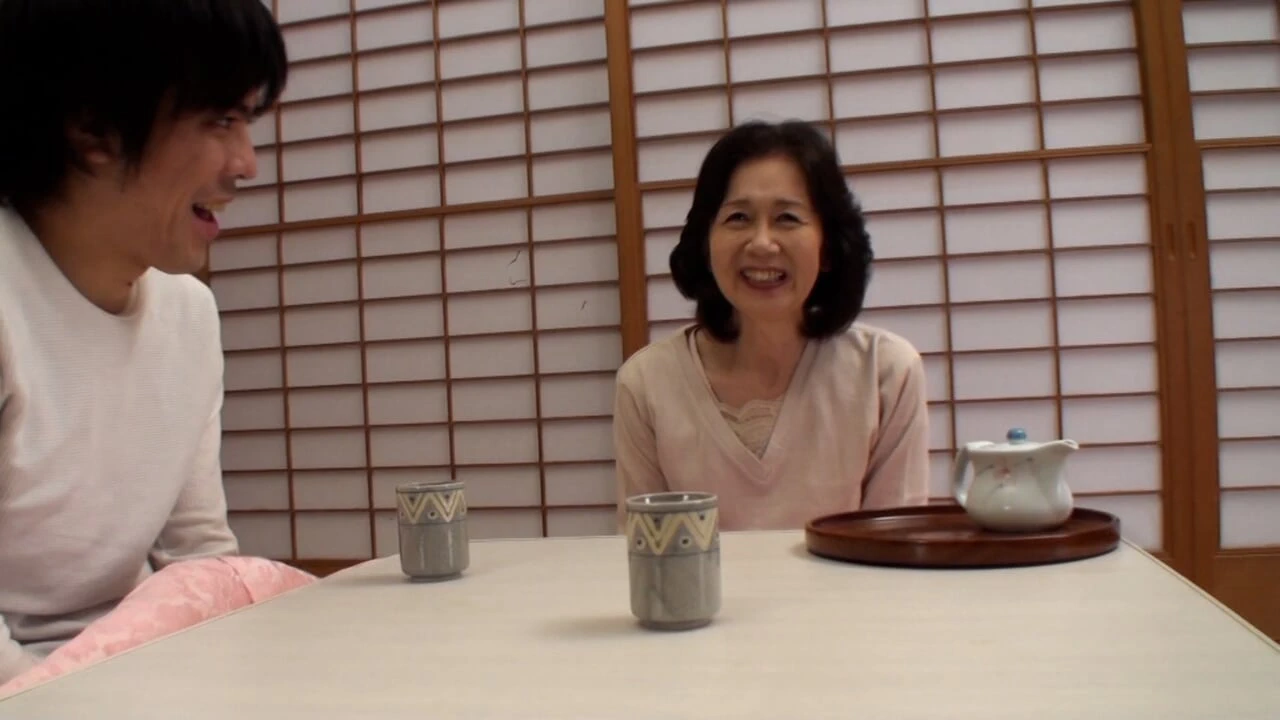 A058G05一个非常普通和安静的女人的国家！一个熟女在六岁生日前的第一次性爱，痛苦和沮丧！