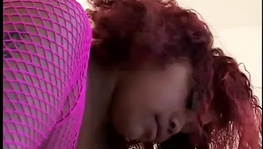 Kırmızı saçlı çikolatalı tombul tatlı Injoi sert yarakla sikilmeyi seviyor