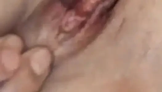Cewek ini lagi asik muasin memek sempitku sendirian