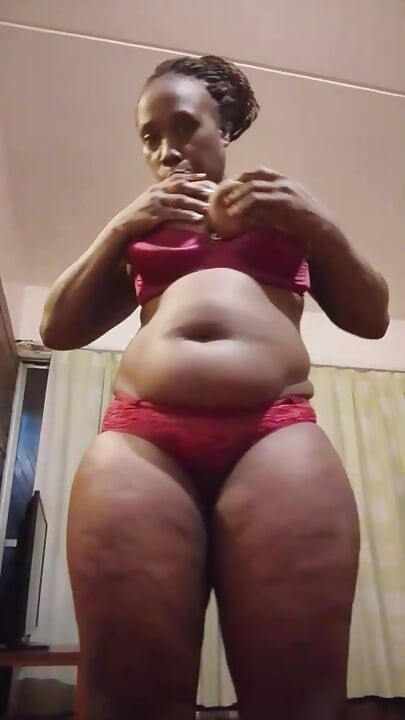 Sexy mum is Fingering for her young lover. If any women or girl want to join then dm me.
