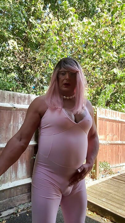 Crossdresser kellycd2022 u ružičastom kombinezonu i štiklama