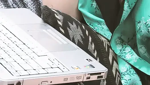 Edepsiz orta yaşlı seksi kadınlar sahne 4_a çift büyük memeli lezbiyenler çift dildoyla birbirlerini sikiyor
