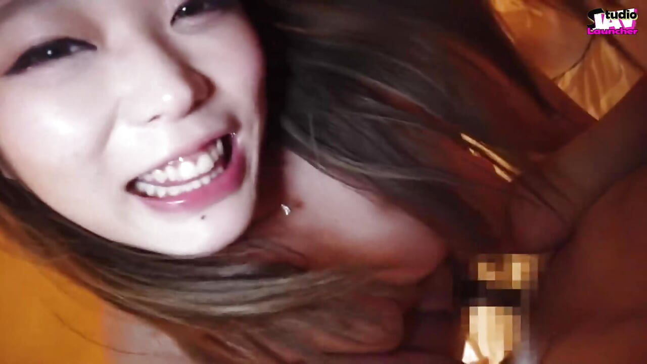 Doamna veselă de la birou Grins o ia la bază și savurează un gât terminat - C