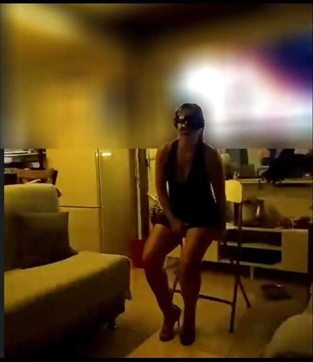 Jedna noć u Kyreniji, seksi žena zadirkuje