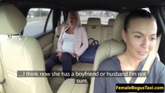 Euro taxi cô gái tribbing hành khách sau khi bằng miệng