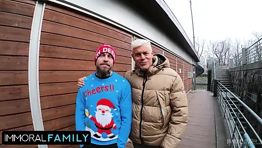 Stiefvater dan hämmert die engen muschis beider frauen!