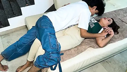 Kız arkadaş ne bulaya erkek arkadaş ko ghar par